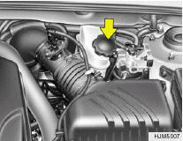 Hyundai Tucson: Checking the clutch fluid - Do-it-yourself maintenance -  Hyundai Tucson Owner's Manual